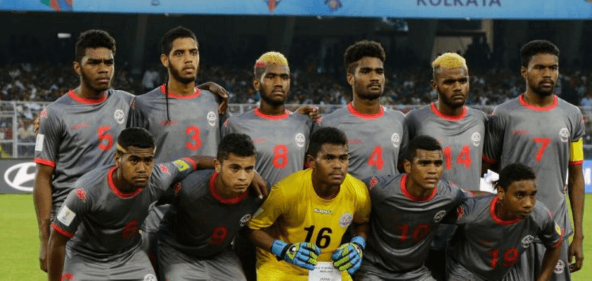 グレーのユニフォームを着たニューカレドニア代表の集合写真